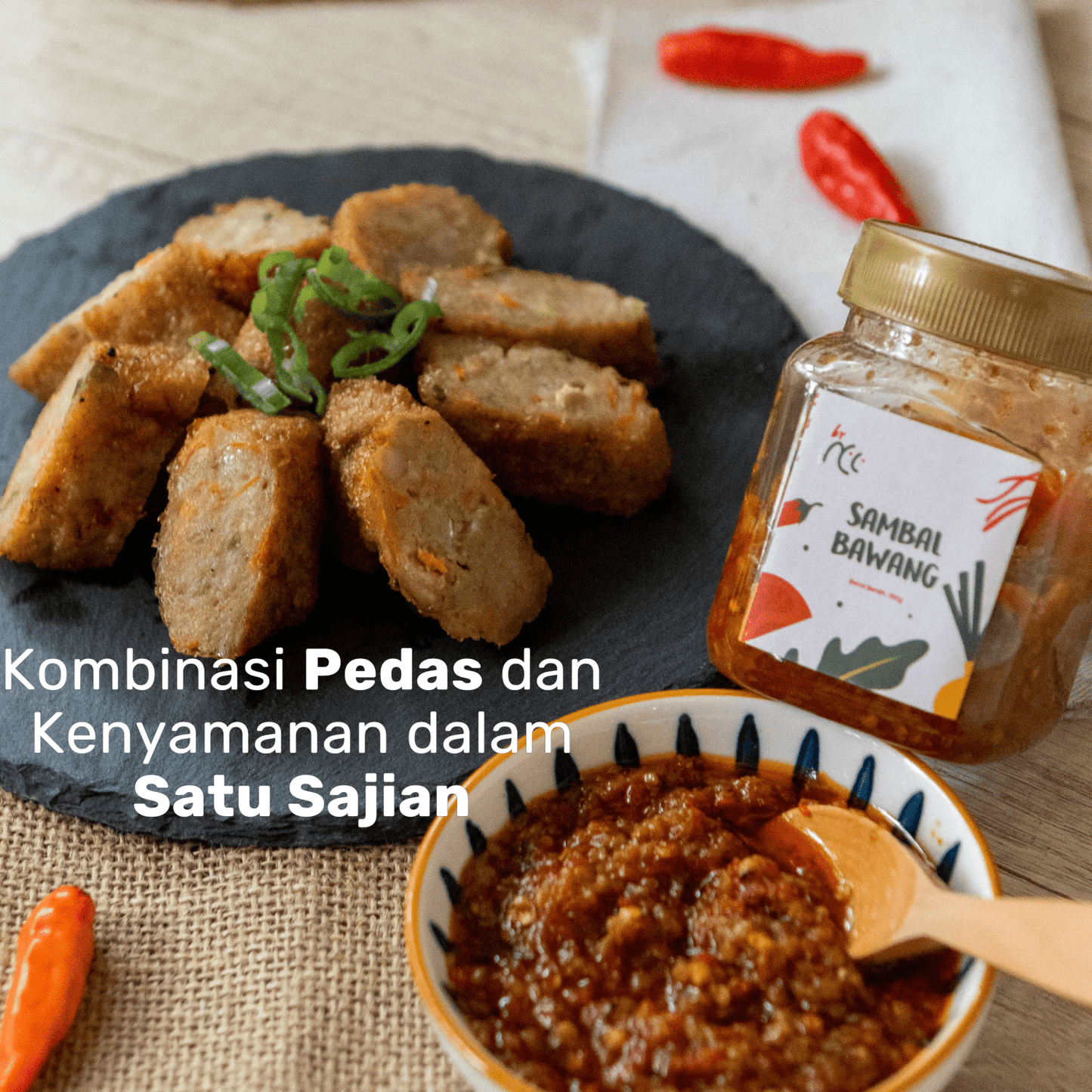 Sambal Mbe khas Bali pedas dengan kombinasi cabai dan bawang goreng, disajikan dengan lauk gorengan, produk alami berkualitas murah.