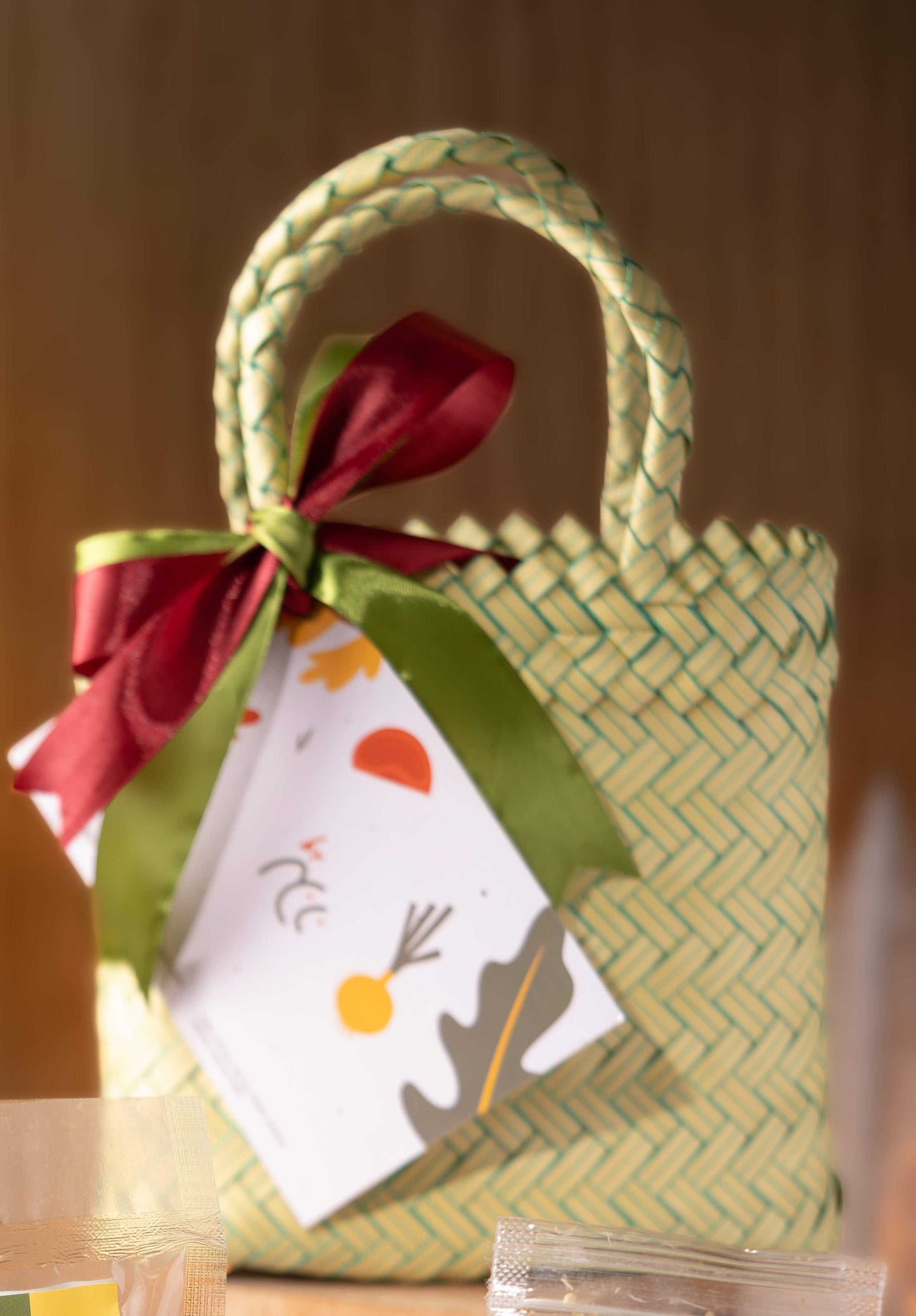 Packaging keranjang anyaman kecil, sedang, dan besek besar dengan pita dan greetings card for hampers customization