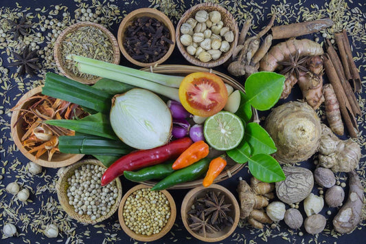 Lima bumbu dasar wajib di dapur ibu rumah tangga: garam, gula, merica, bawang putih, dan bawang merah