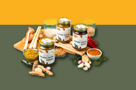 Bumbu dasar putih dengan bawang putih, kemiri, bawang merah, dan lengkuas yang ditumis matang dalam minyak goreng