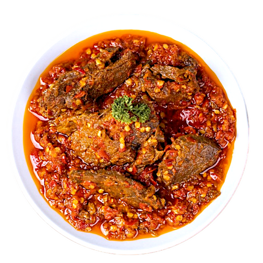 Dendeng Balado Ready To Heat dengan irisan daging sapi renyah dan bumbu balado pedas khas Minangkabau dalam piring putih