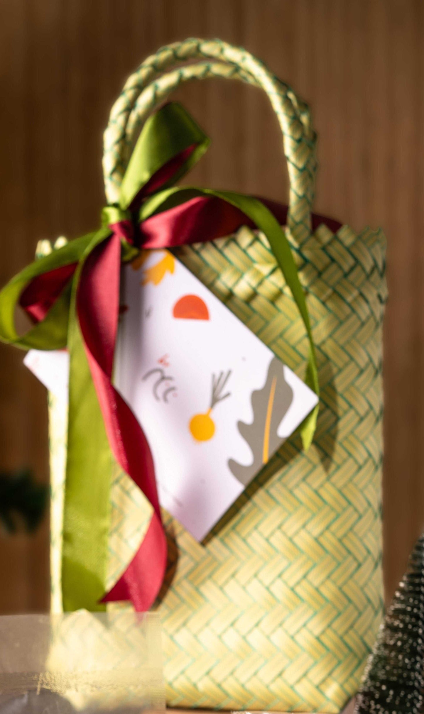Various sizes of woven Packaging Keranjang & Besek with included greetings card and ribbon