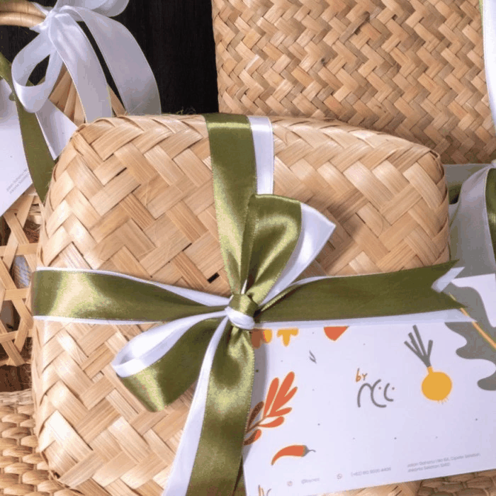 Packaging keranjang dan besek anyaman kecil, sedang, besar dengan pita dan kartu ucapan